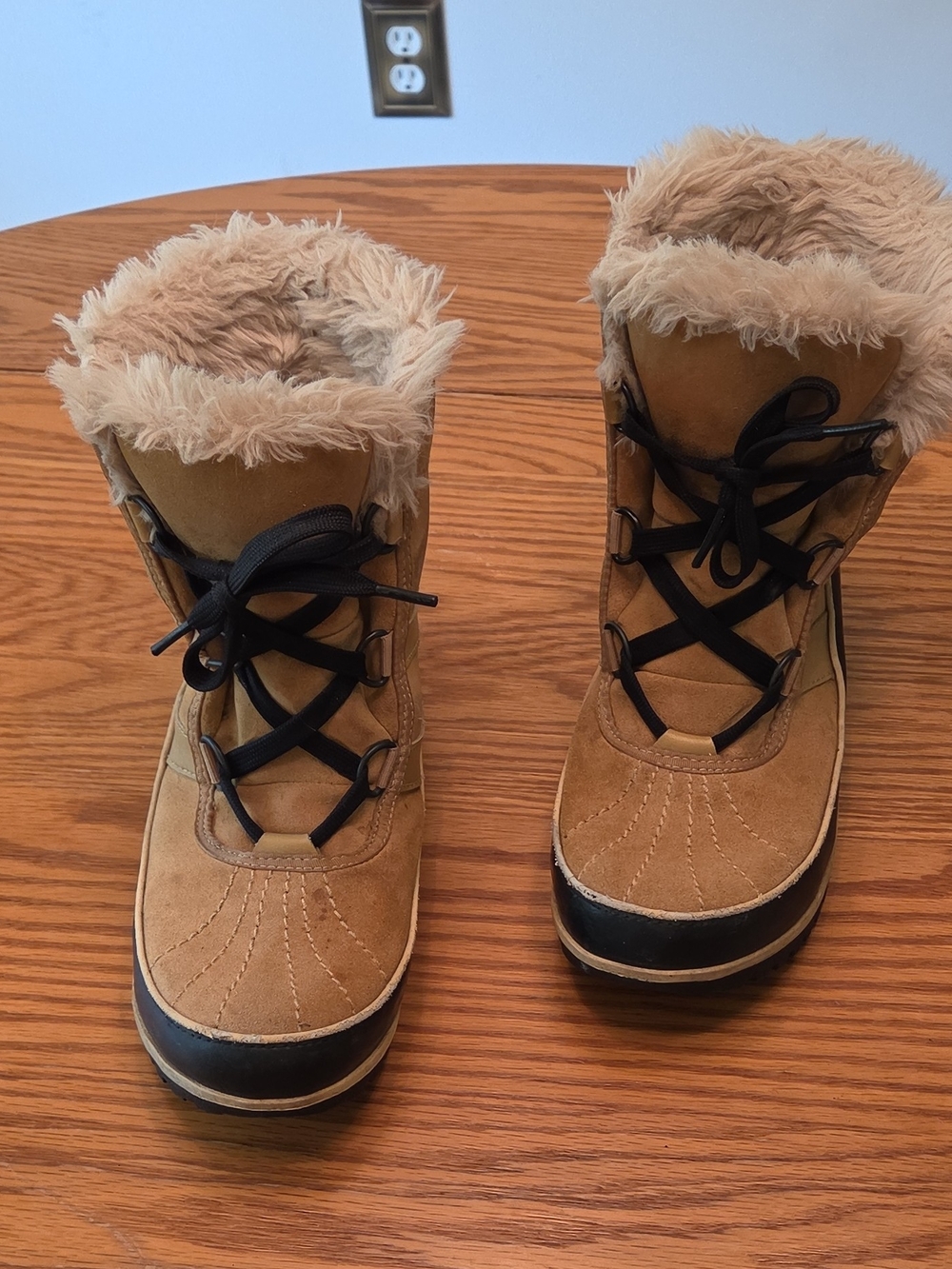 Sorel Women's Beige Black Suede Ankle Snow Boot Round Toe Lace-Up Faux Fur 8.5M